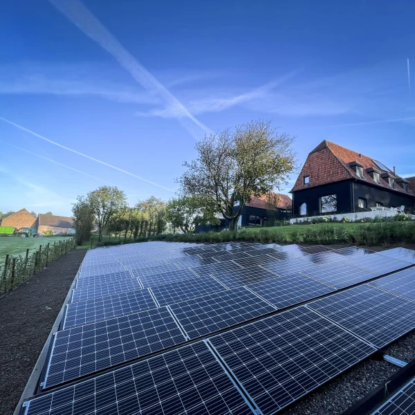 Een IZEN-installatie met zonnepanelen voor de gebouwen van Lo Reine Private Wellness in Sint-Pieters-Leeuw.