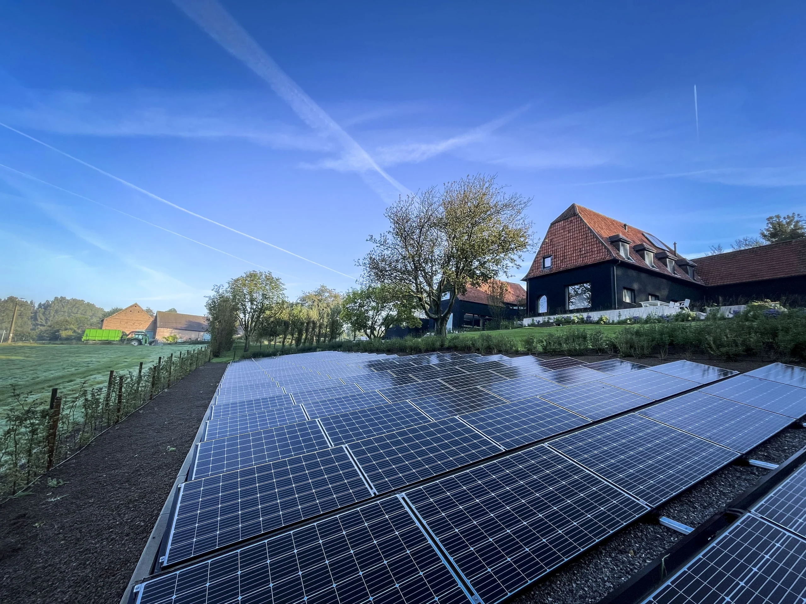 Een IZEN-installatie met zonnepanelen voor de gebouwen van Lo Reine Private Wellness in Sint-Pieters-Leeuw.